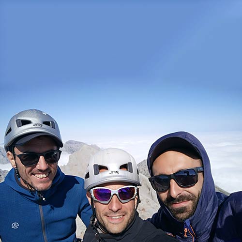 Foto de los tres mosquetones en la cima del Picu Urriellu