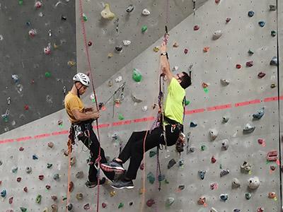 Escaladores practicando maniobras de autorescate