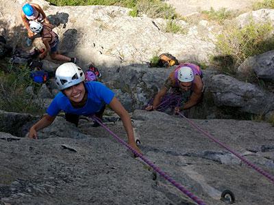 Escaladora probando por primera vez las sensaciones de escalar