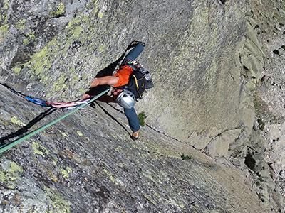 Escalador escalando una vía de varios largos en autoprotección