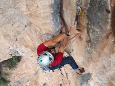 Escalador escalando una vía de escalada deportiva