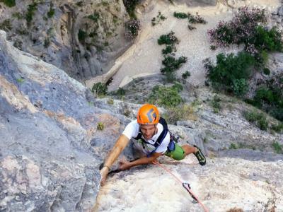 Escalador escalando una vía de varios largos equipados